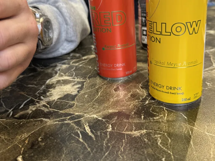 Red Bull The Yellow Edition tropisk frugtsmag købt i Istanbul lufthavn