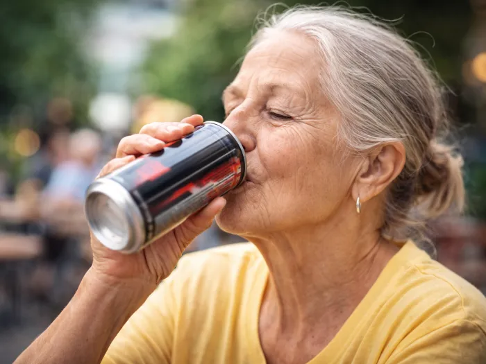 Ældre person drikker energidrik