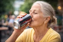 Ældre person drikker energidrik