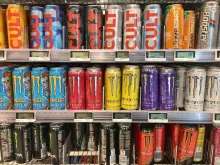 Hvor meget koffein må der være i energidrik? (Regler i Danmark)